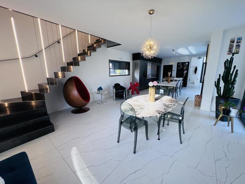 Maison - 201 m² - 8 pièces