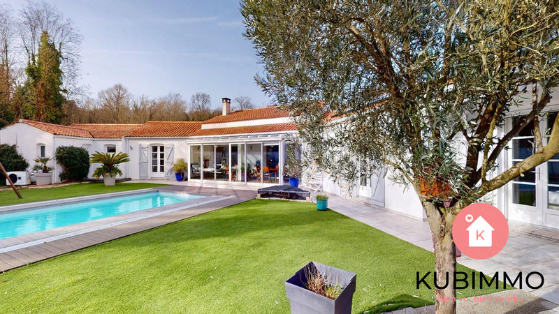 Maison - 210 m² - 8 pièces