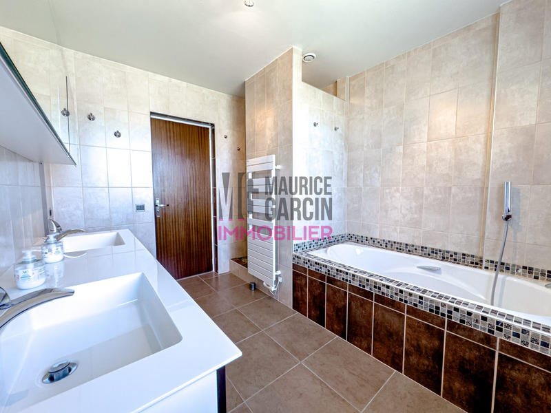 Maison - 211 m² - 6 pièces