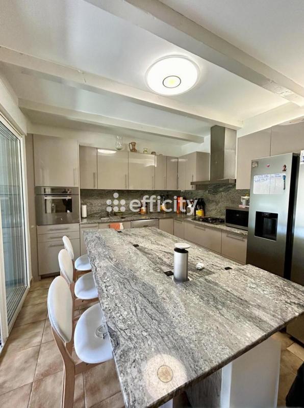 Maison - 220 m² - 7 pièces