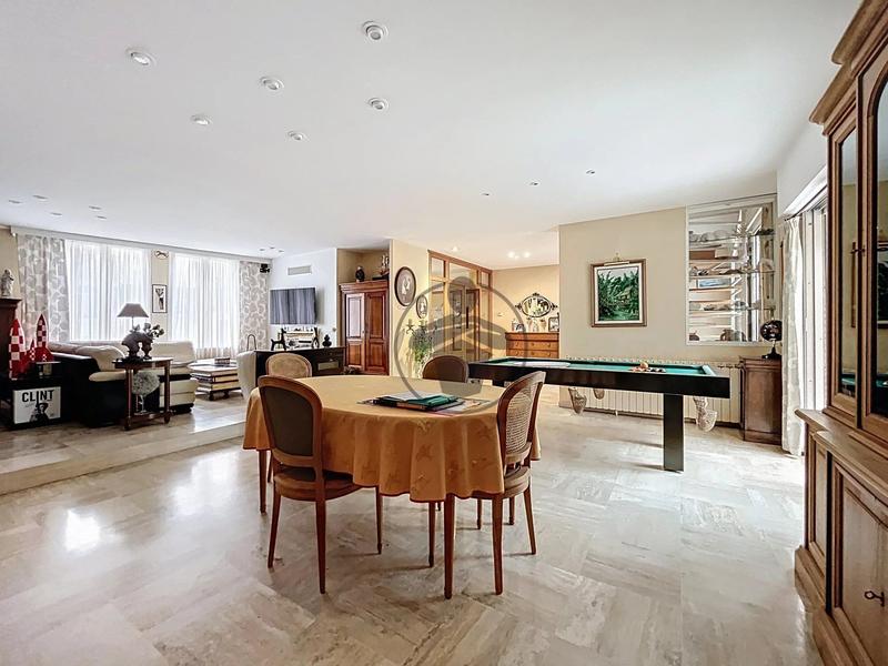 Maison - 232 m² - 6 pièces