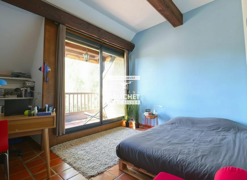 Maison - 330 m² - 8 pièces