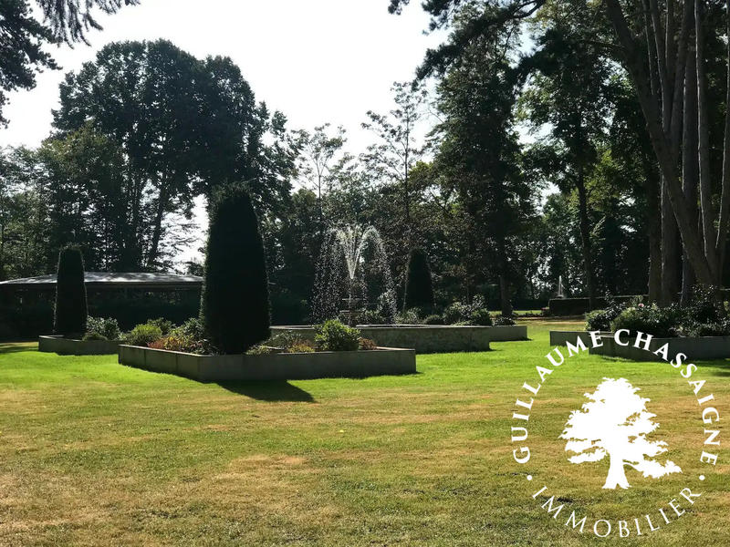 Maison traditionnelle - 1 000 m² - 25 pièces