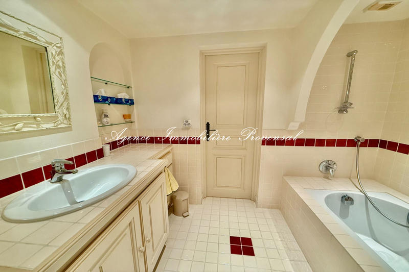 Villa - 213 m² - 6 pièces