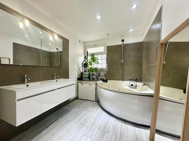 Appartement - 136 m² - 6 pièces