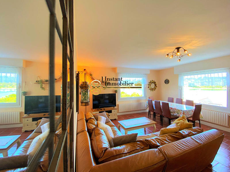 Maison - 205 m² - 9 pièces