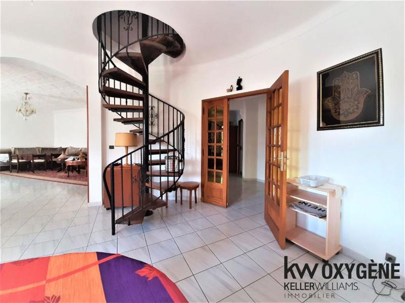 Maison - 300 m² - 10 pièces