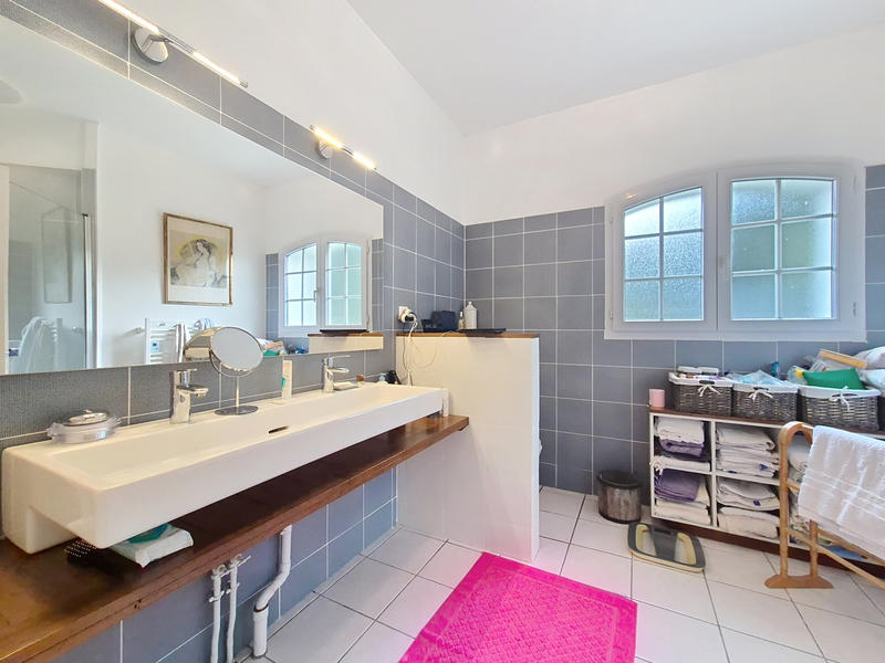 Maison - 312 m² - 9 pièces