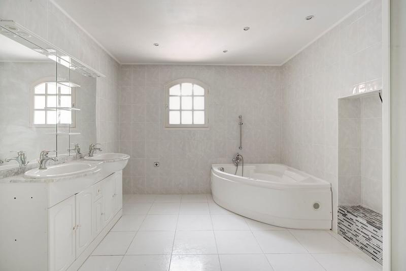 Maison - 210 m² - 6 pièces