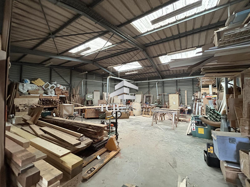 Local d'activités - 322 m²