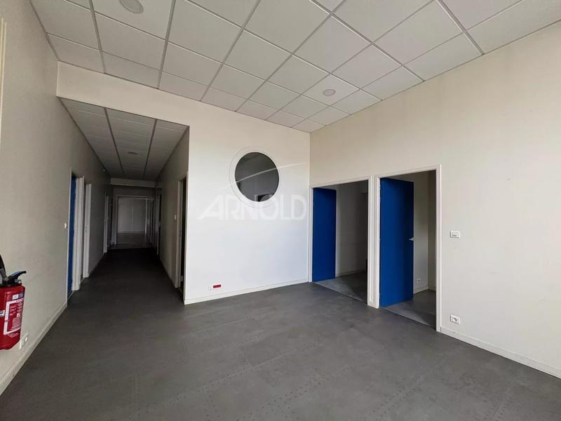 Entrepôt - 730 m² - 11 pièces