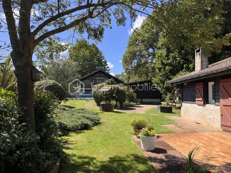 Propriété - 230 m² - 8 pièces