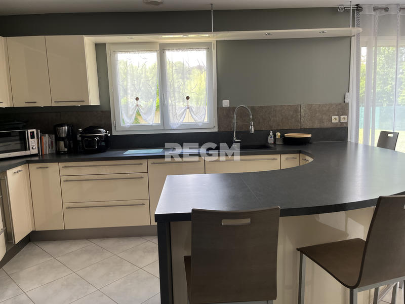 Maison - 215 m² - 8 pièces