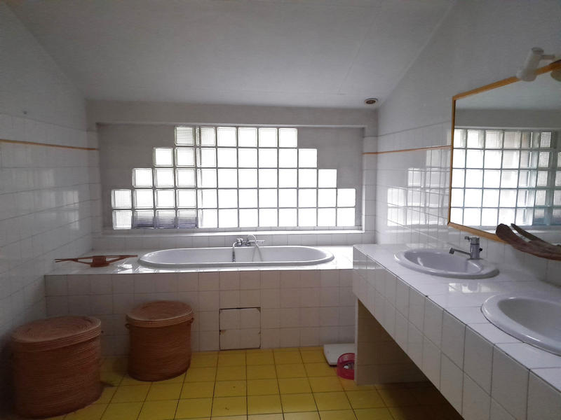 Maison - 295 m² - 10 pièces