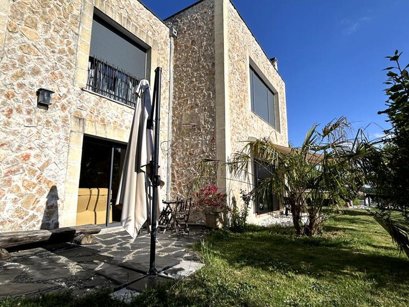 Maison - 240 m² - 7 pièces