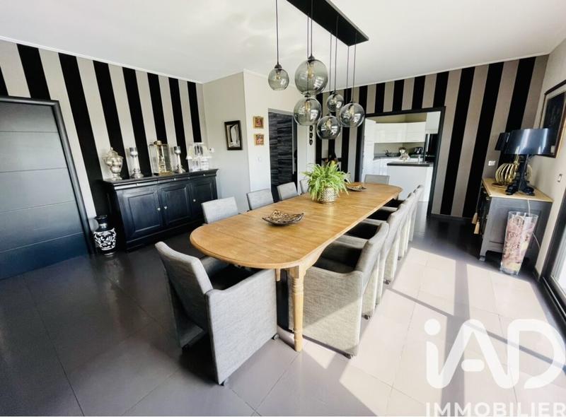 Maison - 285 m² - 9 pièces