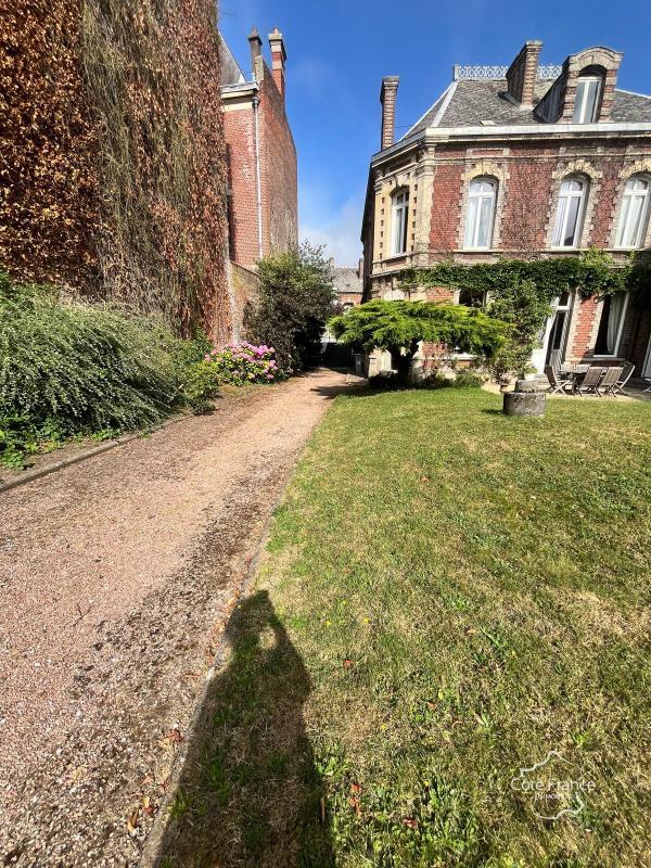 Propriété - 352 m² - 12 pièces