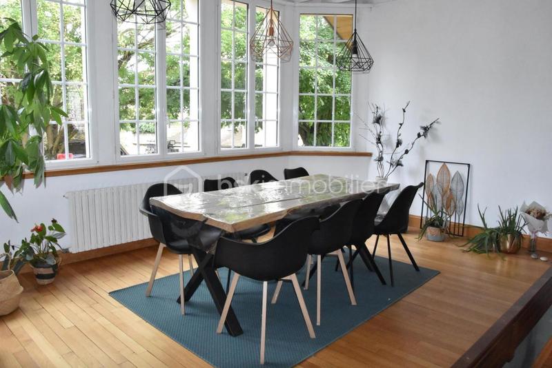 Demeure - 225 m² - 8 pièces