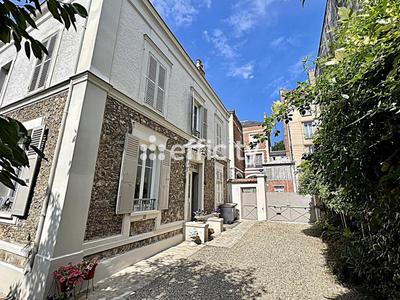 Maison - 304 m² - 9 pièces