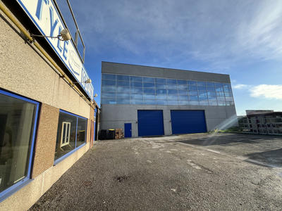 Local commercial - 1 500 m² - 8 pièces