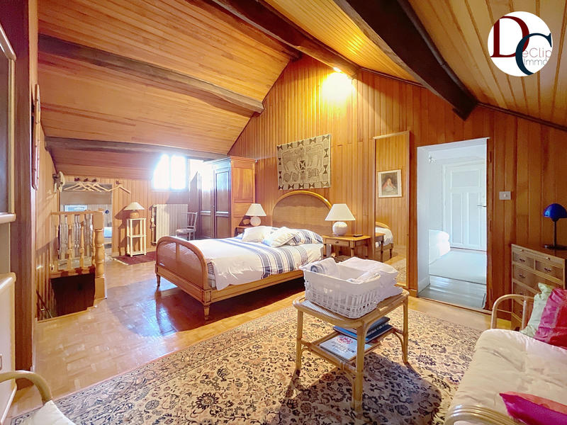 Maison - 335 m² - 9 pièces