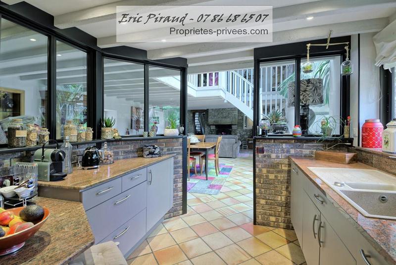 Maison - 240 m² - 8 pièces