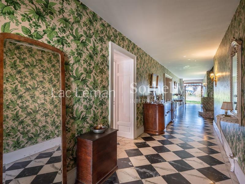 Maison - 1 131 m² - 15 pièces