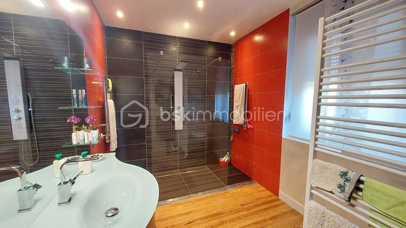 Maison - 235 m² - 8 pièces