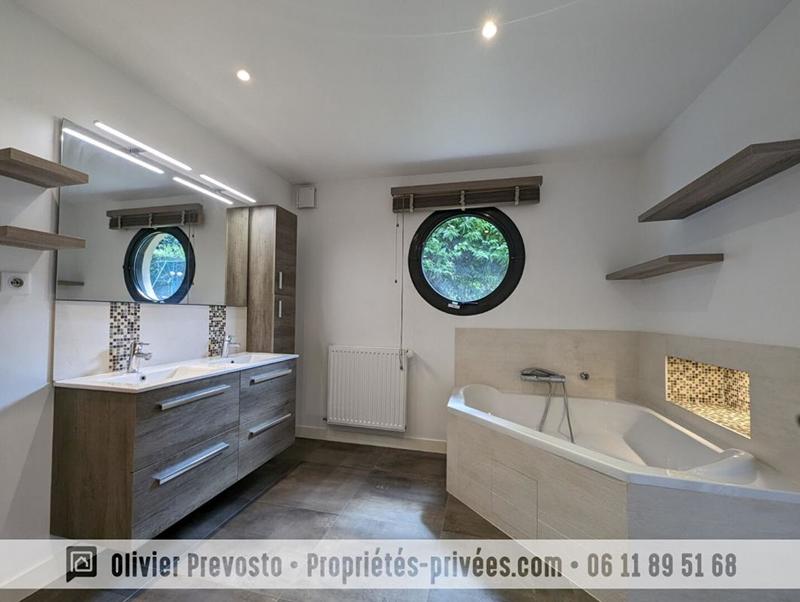Maison - 235 m² - 9 pièces