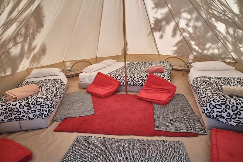 Demeure - 1 073 m² - 37 pièces