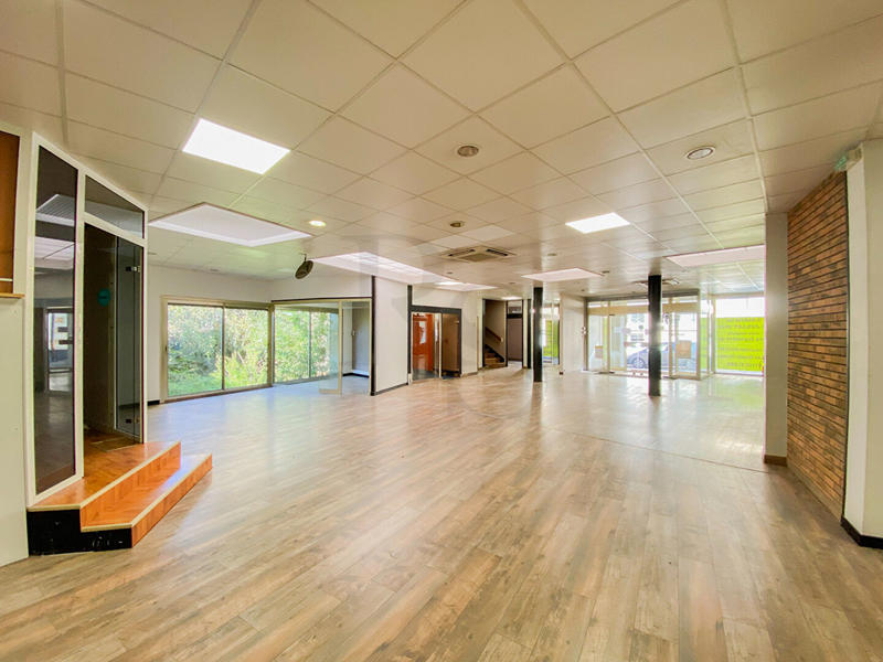 Local commercial - 735 m² - 10 pièces