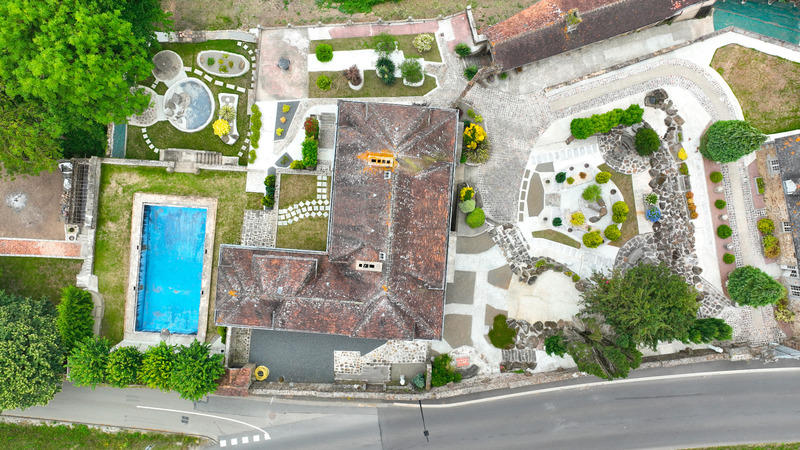 Propriété - 300 m² - 13 pièces