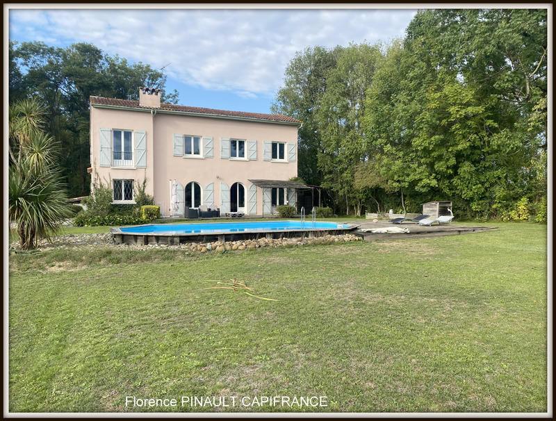 Maison - 219 m² - 8 pièces