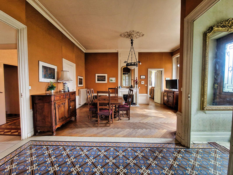 Maison - 329 m² - 9 pièces