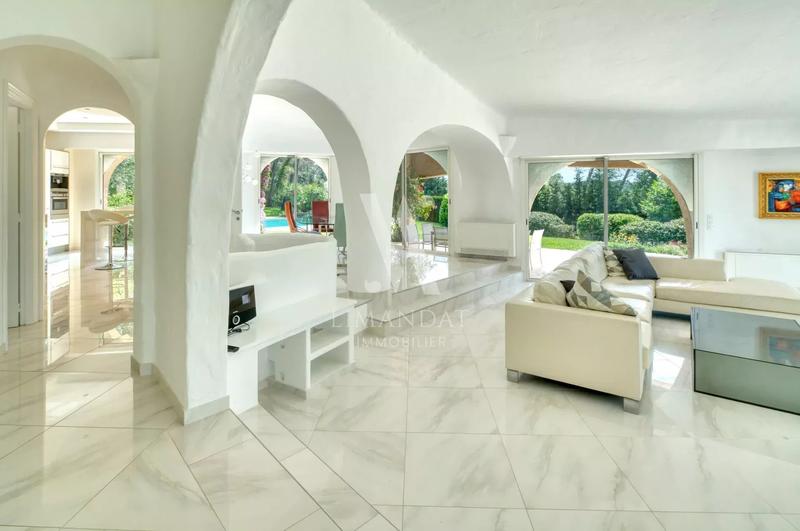 Villa - 646 m² - 10 pièces