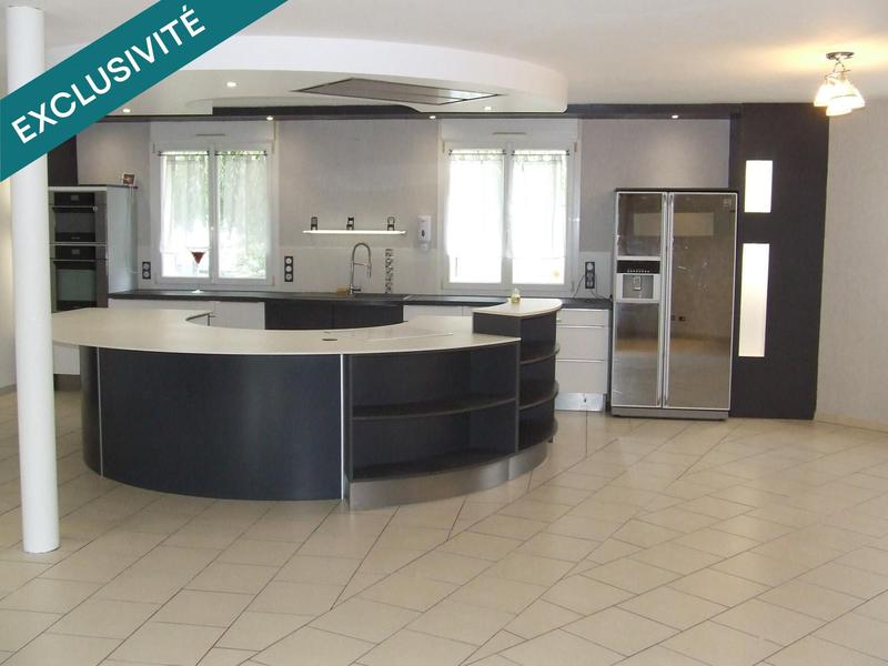 Maison - 202 m² - 9 pièces