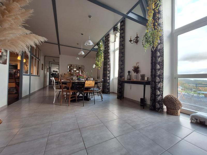 Maison - 408 m² - 11 pièces