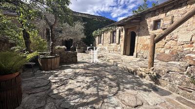 Propriété - 270 m² - 13 pièces