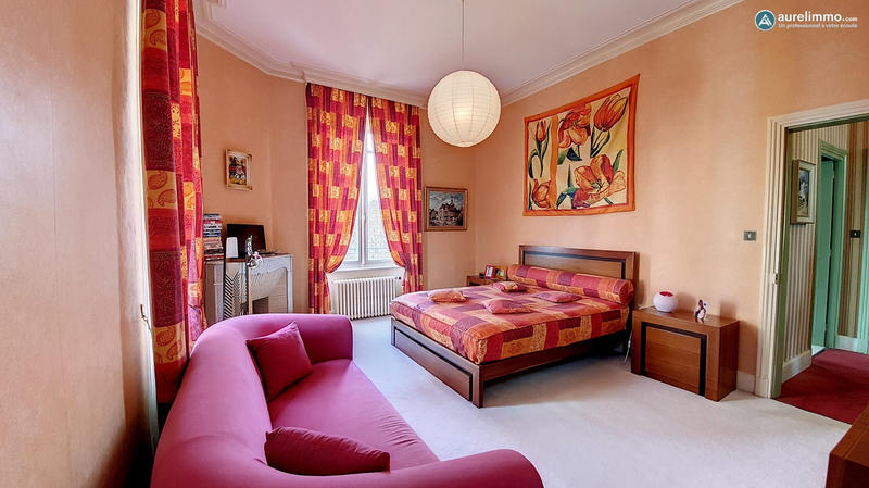 Maison - 285 m² - 9 pièces