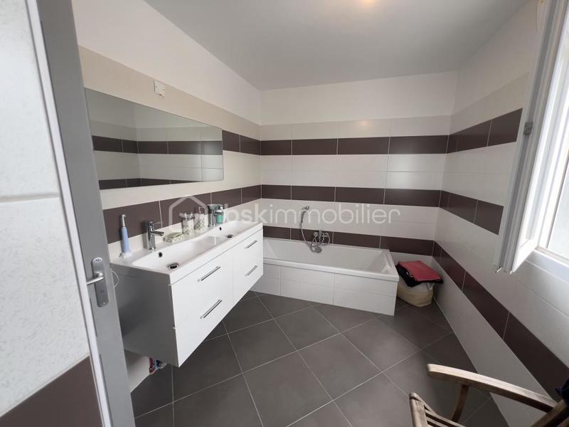 Maison - 235 m² - 8 pièces