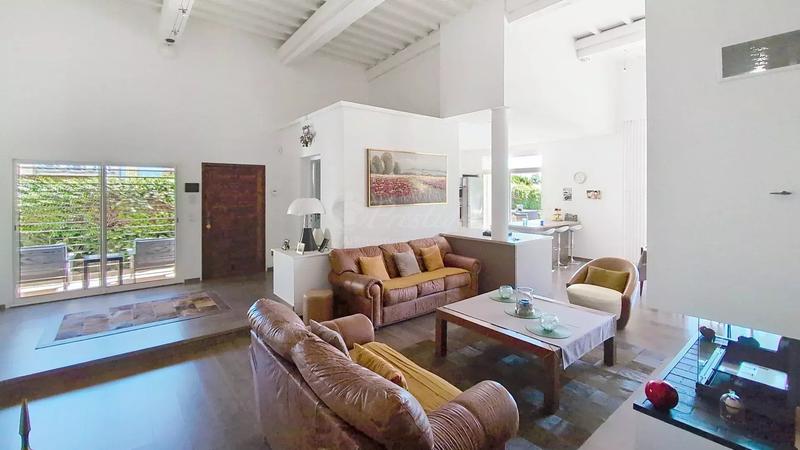 Maison - 214 m² - 6 pièces