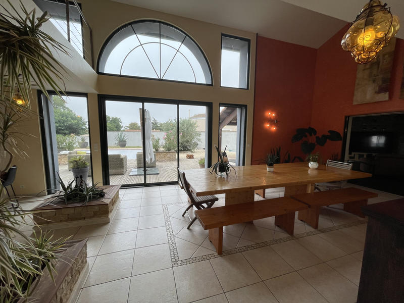 Maison - 270 m² - 6 pièces