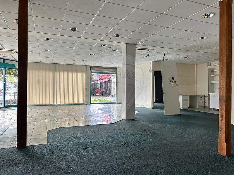 Local commercial - 143 m² - 4 pièces
