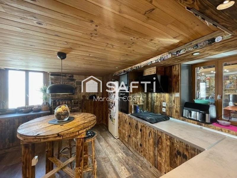 Maison - 225 m² - 10 pièces