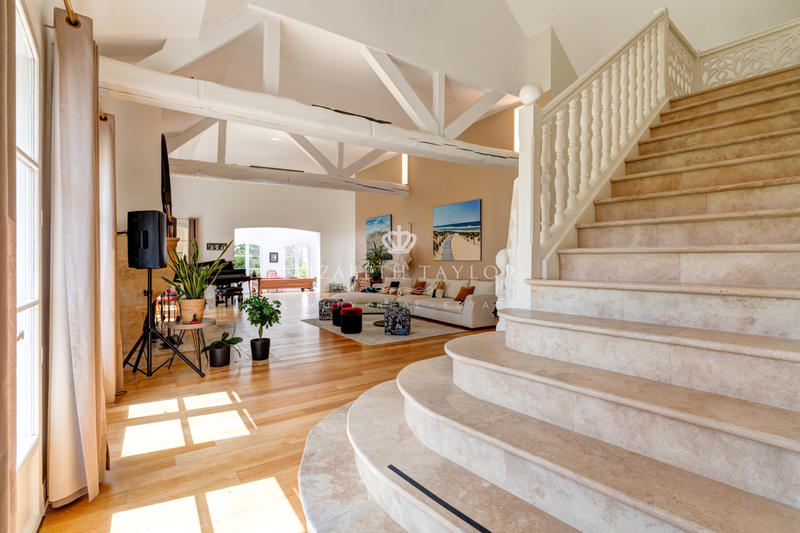 Maison - 864 m² - 14 pièces