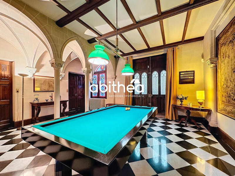 Maison - 370 m² - 12 pièces