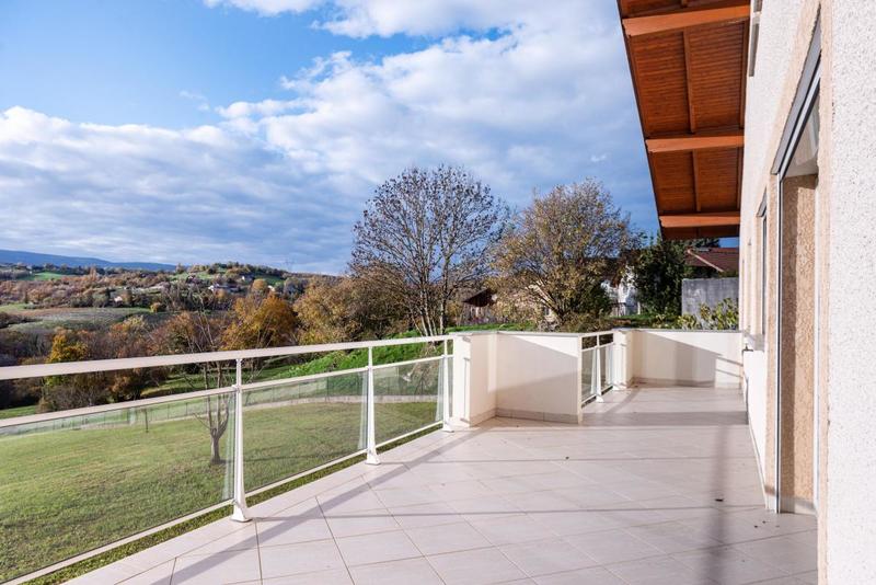 Maison - 218 m² - 9 pièces