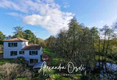 Maison - 264 m² - 9 pièces