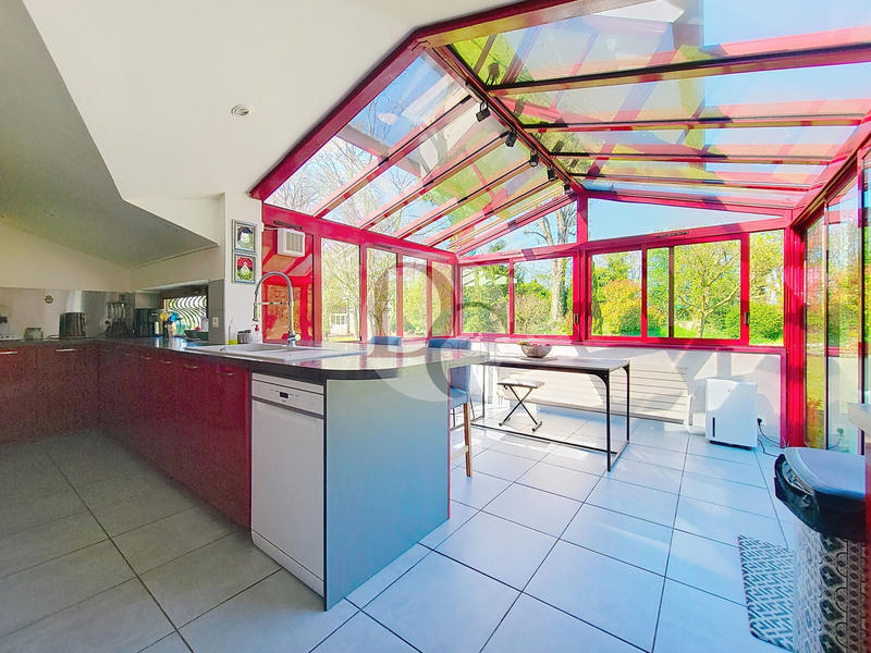 Maison - 340 m² - 9 pièces