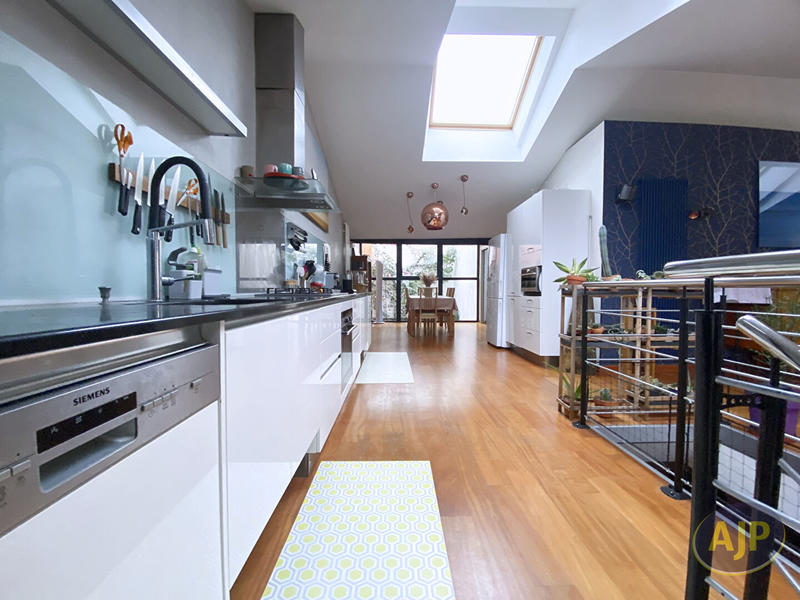 Maison - 206 m² - 9 pièces